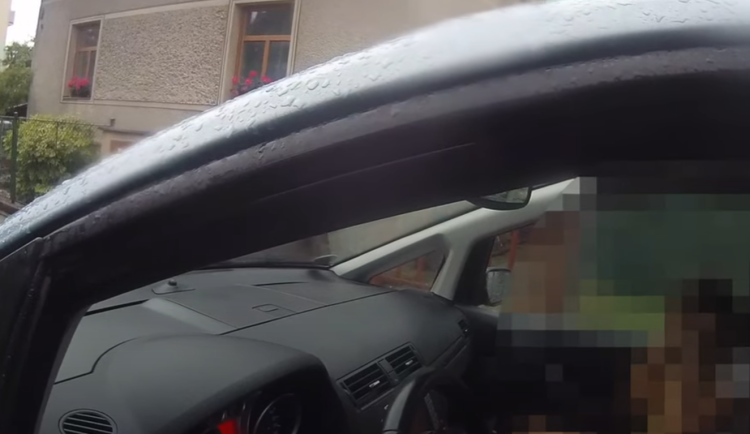 Opilý řidič vezl v autě tři malé děti. Nadýchala bezmála tři promile.