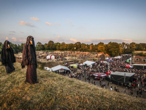 Začíná festival extrémní hudby Brutal Assault v Josefově. Nabídne více než 150 kapel