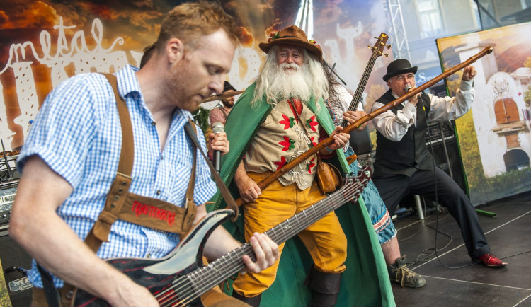 Motocyklové závody, pivní slavnosti i závody. Kam o víkendu v hradeckém kraji vyrazit?