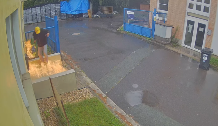 Muž zapálil dveře jedné společnosti v Hradci Králové. Málem u toho podpálil i sebe.