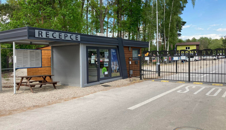 size5-16523783700975-207-galerie-kemp-stribrny-rybnik-v-hradci-kralove