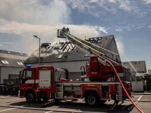 Plameny se zakously do řadovky v Rodově, škoda je přibližně deset milionů