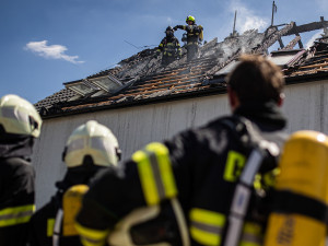 Plameny se zakously do řadovky v Rodově, škoda je přibližně deset milionů