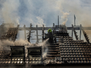Plameny se zakously do řadovky v Rodově, škoda je přibližně deset milionů