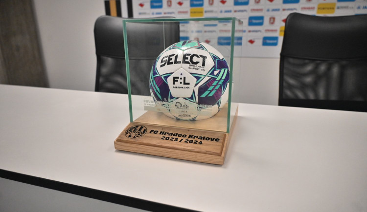 Fotbalový klub draží míče a dresy z prvního zápasu v nové hradecké aréně
