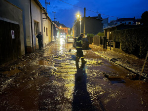 Silné bouřky v hradeckém kraji lámaly stromy a zaplavovaly sklepy či ulice.