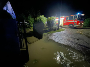 OBRAZEM: Silné bouřky v hradeckém kraji lámaly stromy a zaplavovaly sklepy či ulice