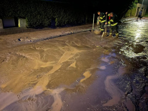 OBRAZEM: Silné bouřky v hradeckém kraji lámaly stromy a zaplavovaly sklepy či ulice