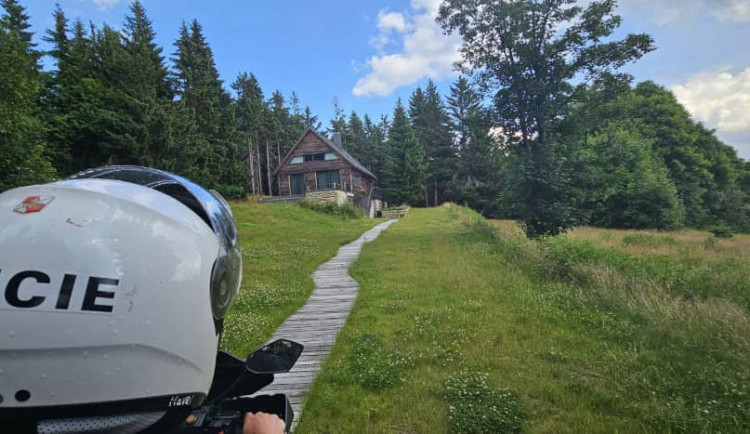 Zloději vykradli stodolu muži, který spal jen o pár metrů dál ve své chatě.