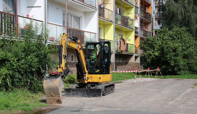 Ve Dvoře Králové se začala opravovat kanalizace. Některé práce omezí dopravu a parkování