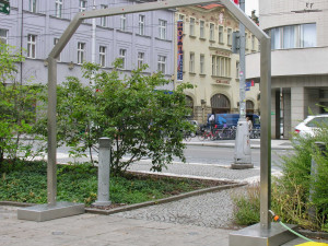 V Hradci Králové začalo fungovat pět nových mlhových bran