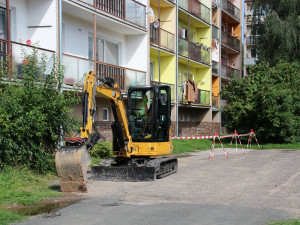 Ve Dvoře Králové se začala opravovat kanalizace. Některé práce omezí dopravu a parkování