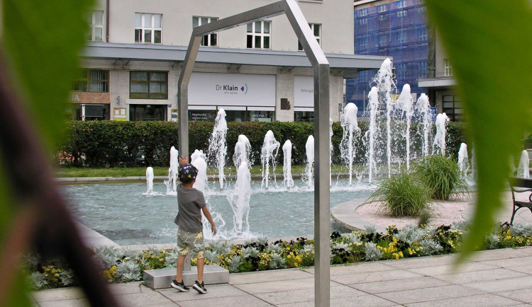 V Hradci Králové začalo fungovat pět nových mlhových bran