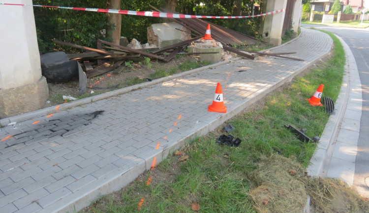 Řidička narazila do plotu. Dechové zkoušky nebyla schopná, v nemocnici potvrdili čtyři promile