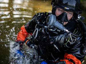 Záchranáři na Správčickém rybníku v Hradci Králové zachraňovali tonoucího