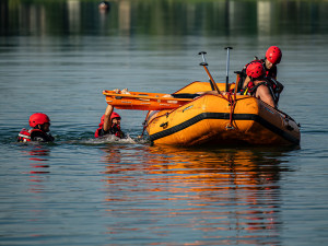 Záchranáři na Správčickém rybníku v Hradci Králové zachraňovali tonoucího