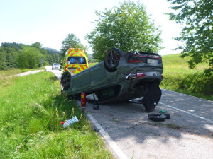 Hyundai skončil na Novopacku na střeše, po nehodě byla práce pro lékaře i hasiče