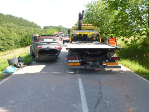 Hyundai skončil na Novopacku na střeše, po nehodě byla práce pro lékaře i hasiče