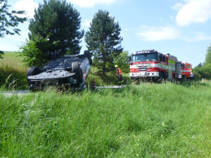 Hyundai skončil na Novopacku na střeše, po nehodě byla práce pro lékaře i hasiče