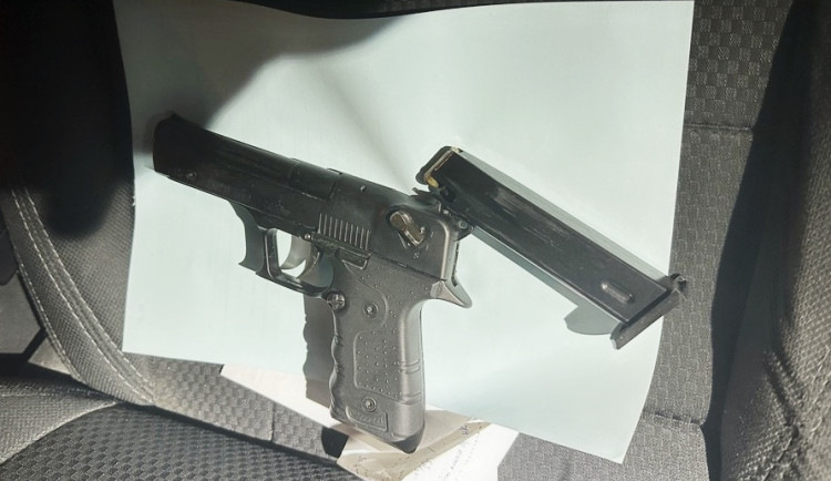 Muž v hradeckém baru mával pistolí nad hlavou. Nadýchal přes čtyři promile.