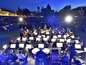 Hradecká Filharmonie dneska roztančí diváky pod hvězdami v latinskoamerickém rytmu