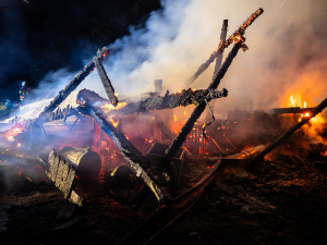 Dřevěná chatka u Dobrušky lehla popelem, skrývaly se v ní tlakové lahve