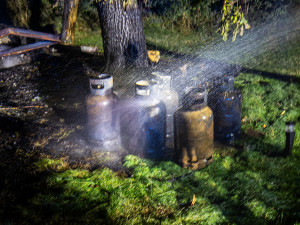 Dřevěná chatka u Dobrušky lehla popelem, skrývaly se v ní tlakové lahve