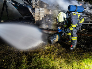 Dřevěná chatka u Dobrušky lehla popelem, skrývaly se v ní tlakové lahve