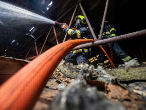 Hasiči uchránili v hradeckých Svinarech majetek za pět milionů