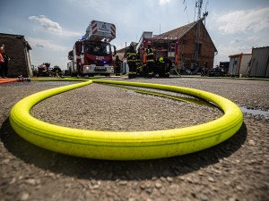 Hasiči uchránili v hradeckých Svinarech majetek za pět milionů