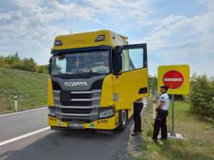 Policie se na D11 zaměřila na řidiče. Za pět hodin padlo téměř 50 pokut