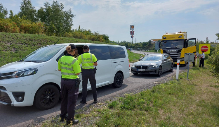Policie se na D11 zaměřila na řidiče. Za pět hodin padlo téměř 50 pokut
