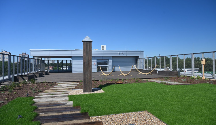 Hradecká Úprkova škola má nové moderní učebny i zelenou střechu