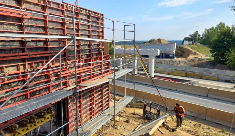 VIDEO: Firma za 14 hodin rozebrala most. Výstavba nového omezí dopravu na D3