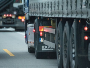 ANKETA: Testují se nové zákazové značky na předjíždění kamionů na dálnici. Jsou jediným řešením?