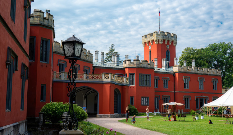 Zámek Hrádek u Nechanic obnovil hostinské pokoje