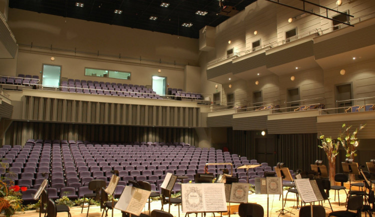 Město nechalo opravit podium hradecké Filharmonie. Vše se stihlo před začátkem sezony