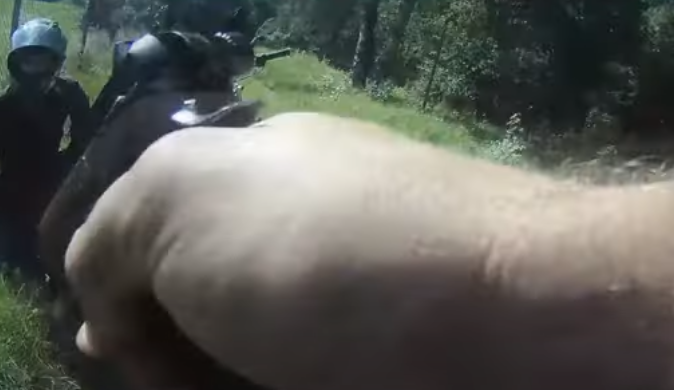 Ujíždějícího motorkáře zastavil až varovný výstřel.  Hrozí mu dvouletý pobyt ve vězení.