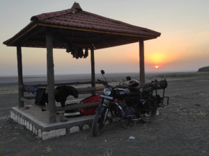 Koupil v Indii motorku a dojel na ní až do Čech, byla to strastiplná cesta s úředními nástrahami i pekelným počasím