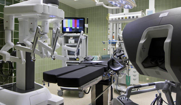 Fakultní nemocnice Hradec Králové pořídila za 70 milionů druhého operačního robota