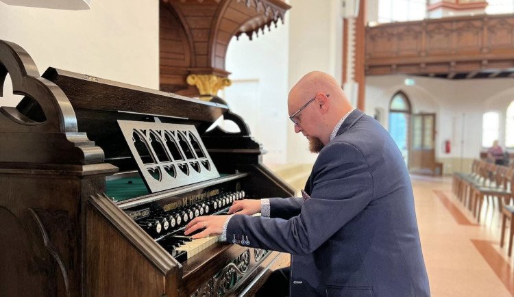 Součástí zrekonstruovaného Červeného kostela v Olomouci je také harmonium