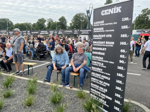 V Hradci Králové se otevřel nový fotbalový stadion. Fotbalovou část si dnes prohlédla veřejnost