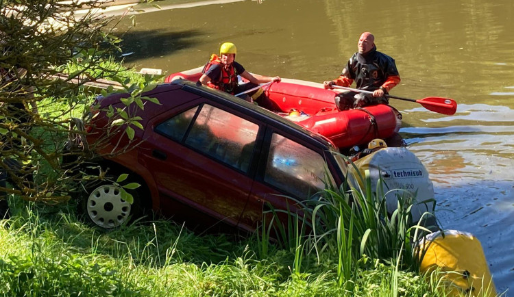 Muž sjel při výjezdu z garáže do řeky. V kritickém stavu skončil v nemocnici