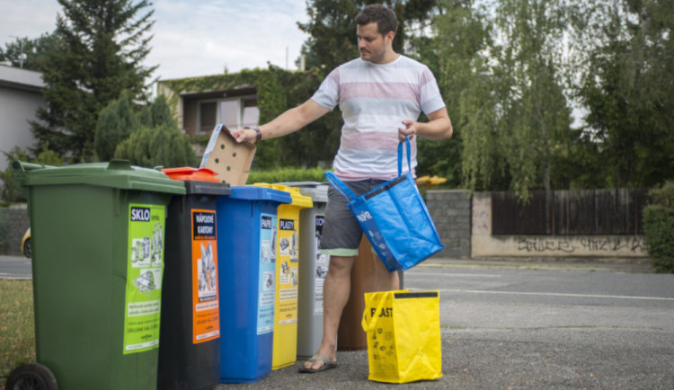 Lidé v Trutnově nově třídí systémem Door-to-Door. Cílem je vytřídit více odpadů