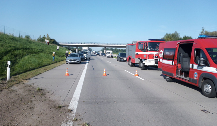 Nehoda osobního auta na D11 u Chlumce blokovala směr na Hradec. Jedno zranění