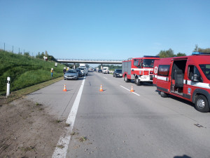 Nehoda osobního auta na D11 u Chlumce blokovala směr na Hradec. Jedno zranění