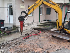 Azylový dům a ubytovna ve Dvoře Králové prochází rekonstrukcí. Hotovo bude za rok