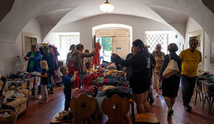 Lázně Bohdaneč mají nový komunitní šatník. Lidé v něm mohou vyměnit své oblečení.