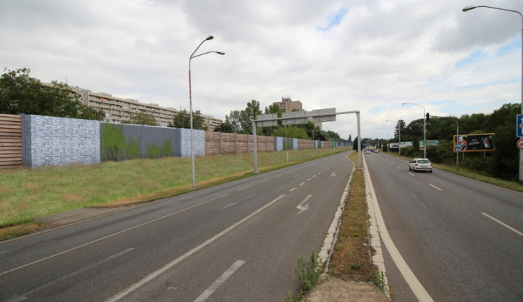 ANKETA: Hradubická je často svědkem zbytečné jízdy vlevo, řidiče může nešvar přijít draho