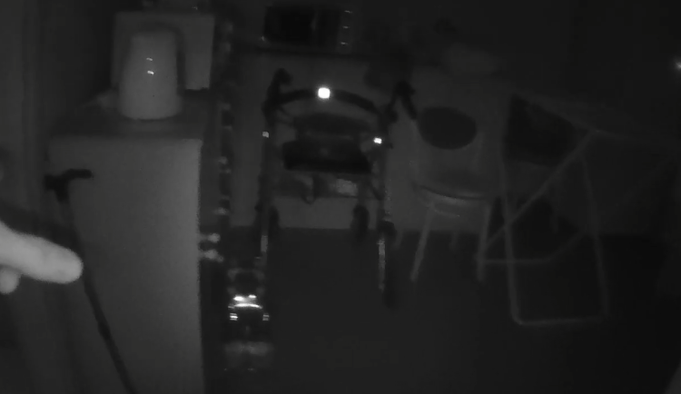 VIDEO: Uprostřed noci našli strážníci vyčerpanou stařenku v jejím bytě. Na podlaze ležela osm hodin